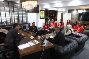 Kadın Futbol Takımından Başkan Çetin’e Ziyaret